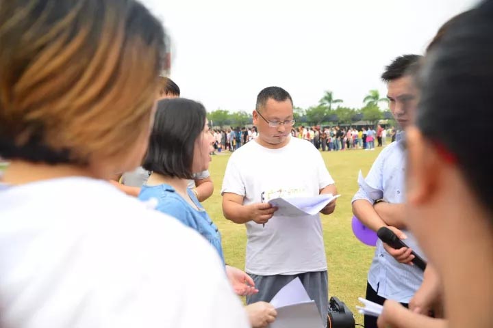 口哨發(fā)令、旗幟落下，比賽的完美呈現(xiàn)，離不開裁判員的辛苦付出，低調(diào)是他們的代名詞