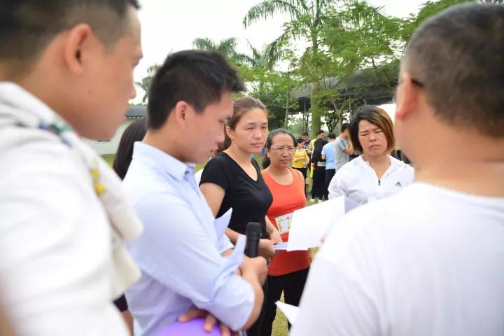 口哨發(fā)令、旗幟落下，比賽的完美呈現(xiàn)，離不開裁判員的辛苦付出，低調(diào)是他們的代名詞