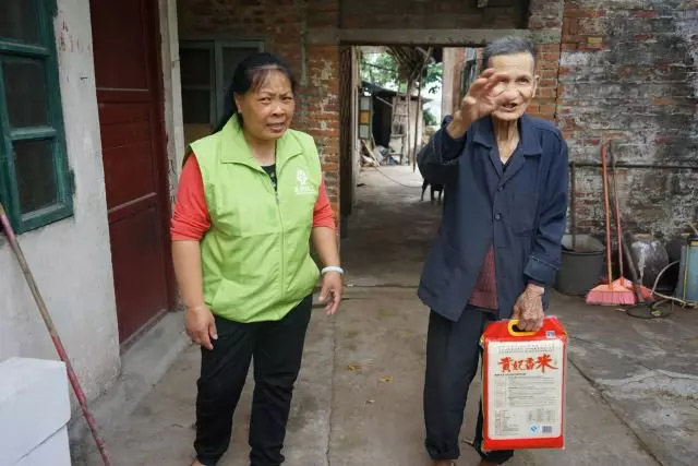 廣東博皓銳鷹隊(duì)到欖核鎮(zhèn)平穩(wěn)村探訪困難家庭-6