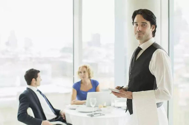 要做到優(yōu)質的服務，得先自己心里有服務意識