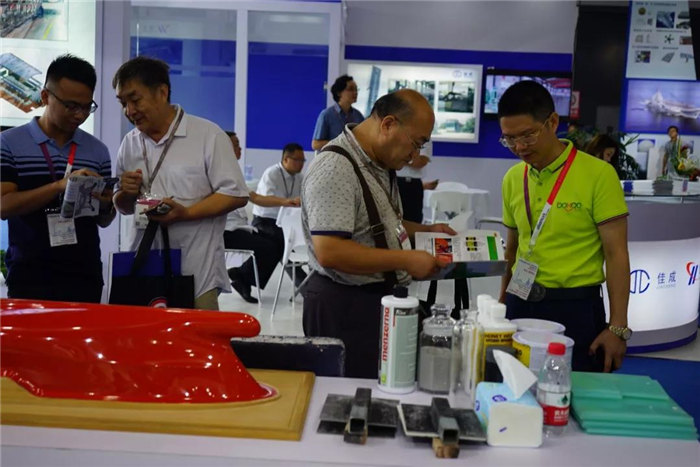 廣東博皓團隊耐心為不斷前來領(lǐng)取資料有意咨詢的賓客進行耐心講解，始終堅持用專業(yè)的技術(shù)知識為客戶提供最優(yōu)的解決方案-1