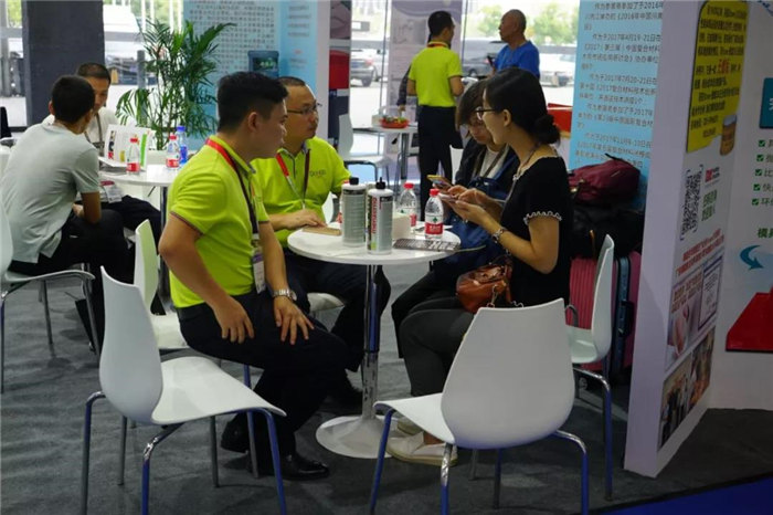 每一位光臨廣東博皓展位的客人都是我們遠方而來的朋友，坐下來喝喝茶、吃吃點心水果，一起聊聊復(fù)材那些事-1