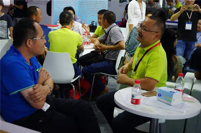 每一位光臨廣東博皓展位的客人都是我們遠方而來的朋友，坐下來喝喝茶、吃吃點心水果，一起聊聊復(fù)材那些事-2