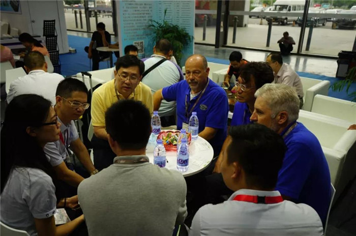 每一位光臨廣東博皓展位的客人都是我們遠方而來的朋友，坐下來喝喝茶、吃吃點心水果，一起聊聊復(fù)材那些事-3