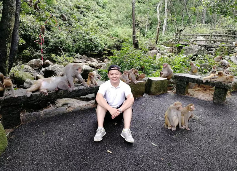 同事“猴（侯）哥”與他的猴弟猴孫們來(lái)了張親密合影，他經(jīng)常說(shuō)自己是美猴王，果然來(lái)到此地享受了一番當(dāng)王的感覺(jué)哈