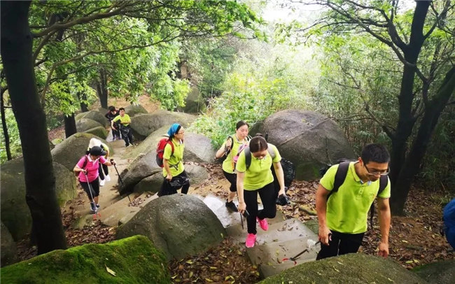 博皓人穩(wěn)健的步伐，燦爛的笑容，同心徒步