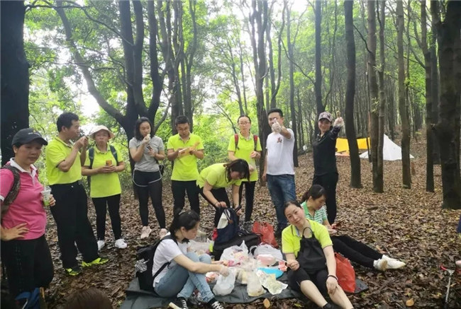 博皓人勞作過后，分享、享受美食