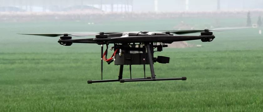 碳纖維復(fù)合材料在快遞無(wú)人機(jī)領(lǐng)域應(yīng)用發(fā)展?jié)摿薮? /></p>
<p> </p>
<p>針對(duì)這些難題，除了通過(guò)優(yōu)化設(shè)計(jì)和更高品質(zhì)的電池系統(tǒng)外，<strong>通過(guò)使用輕量化材料減輕無(wú)人機(jī)自重也是一個(gè)有效的解決方案</strong>。以挪恩復(fù)材為國(guó)內(nèi)某無(wú)人機(jī)企業(yè)定制的無(wú)人機(jī)外殼為例，<strong>整個(gè)殼體采用<a href=