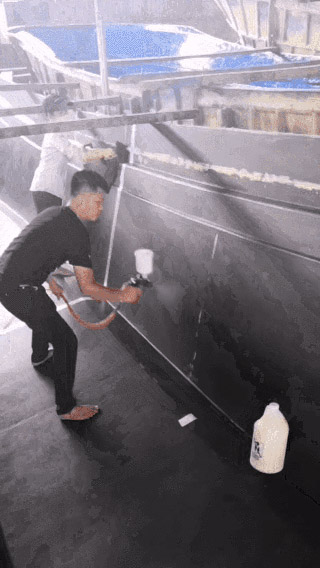 工人在FRP船模上噴涂蜜蠟HydroSpeed。它可以節(jié)省時(shí)間，勞動力和金錢！