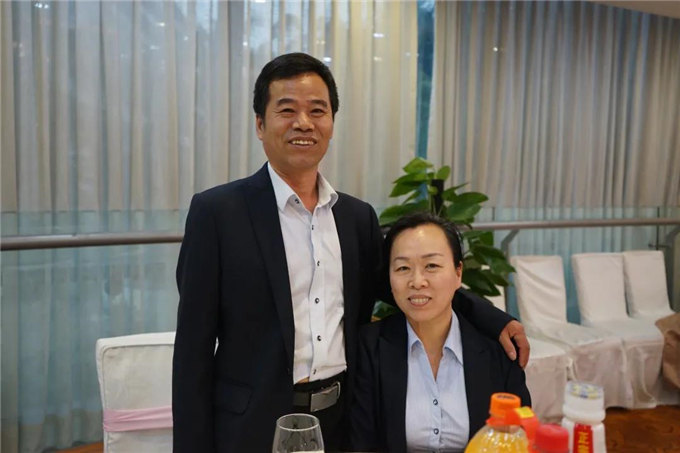 博皓家人們歡聚一堂，把酒言歡，開懷暢飲