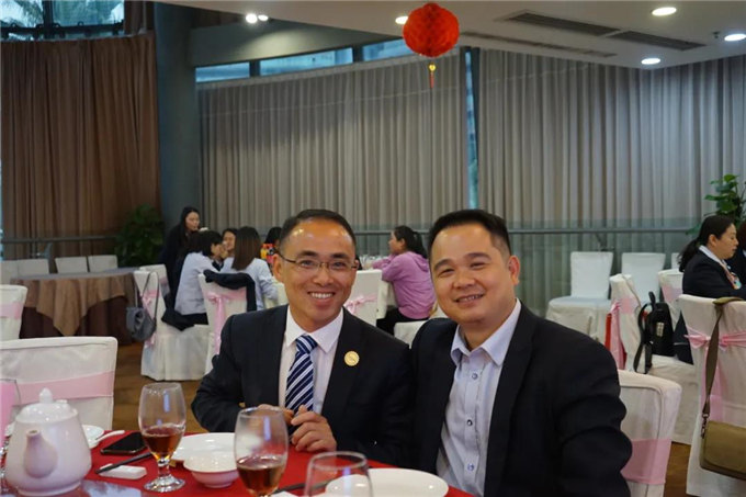 博皓家人們歡聚一堂，把酒言歡，開懷暢飲-2