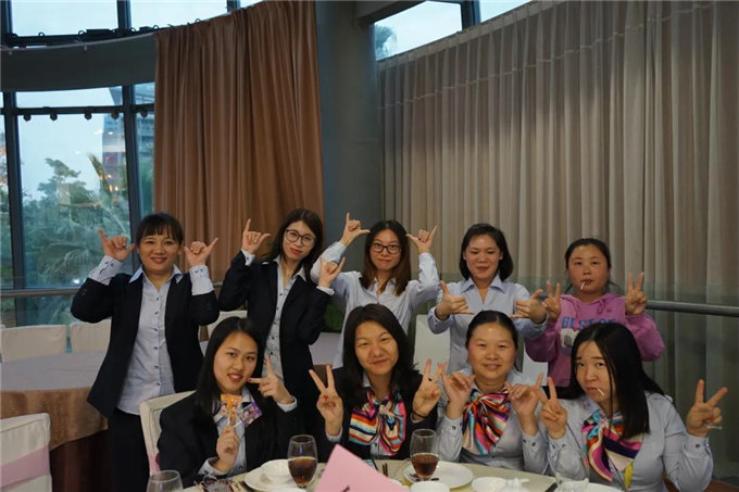 博皓家人們歡聚一堂，把酒言歡，開懷暢飲-3