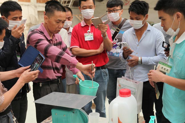 均勻攪拌膠衣、固化劑，使之充分融合