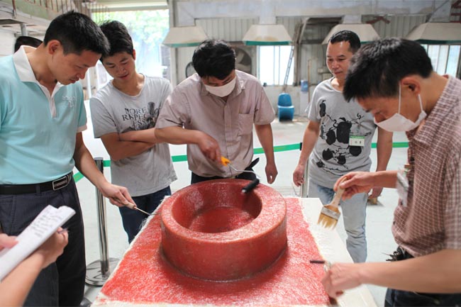 用輥筒壓實(shí)玻纖，排除多余樹(shù)脂