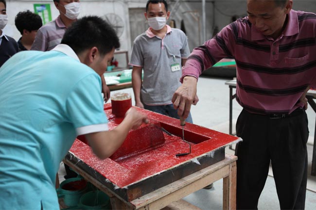 用輥筒壓實(shí)玻纖，排除多余樹(shù)脂