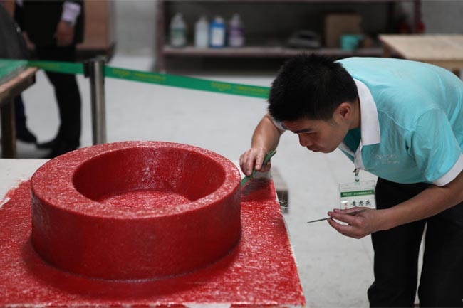 對(duì)表面層進(jìn)行排氣泡、除毛刺