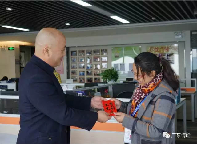 博皓的男神們?cè)谕獯颢C，博皓的女神們?cè)诩壹徔?，在這個(gè)美好的日子里感恩您的默默支持，祝您節(jié)日快樂！